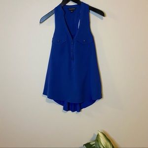 ROCK & REPUBLIC XS SLEEVELESS DRESS SHIRT ROYAL BLUE V NECK 3 button closure